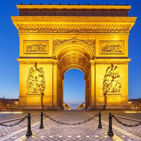 Champs Elysees Chic And Vibrant * Paříž